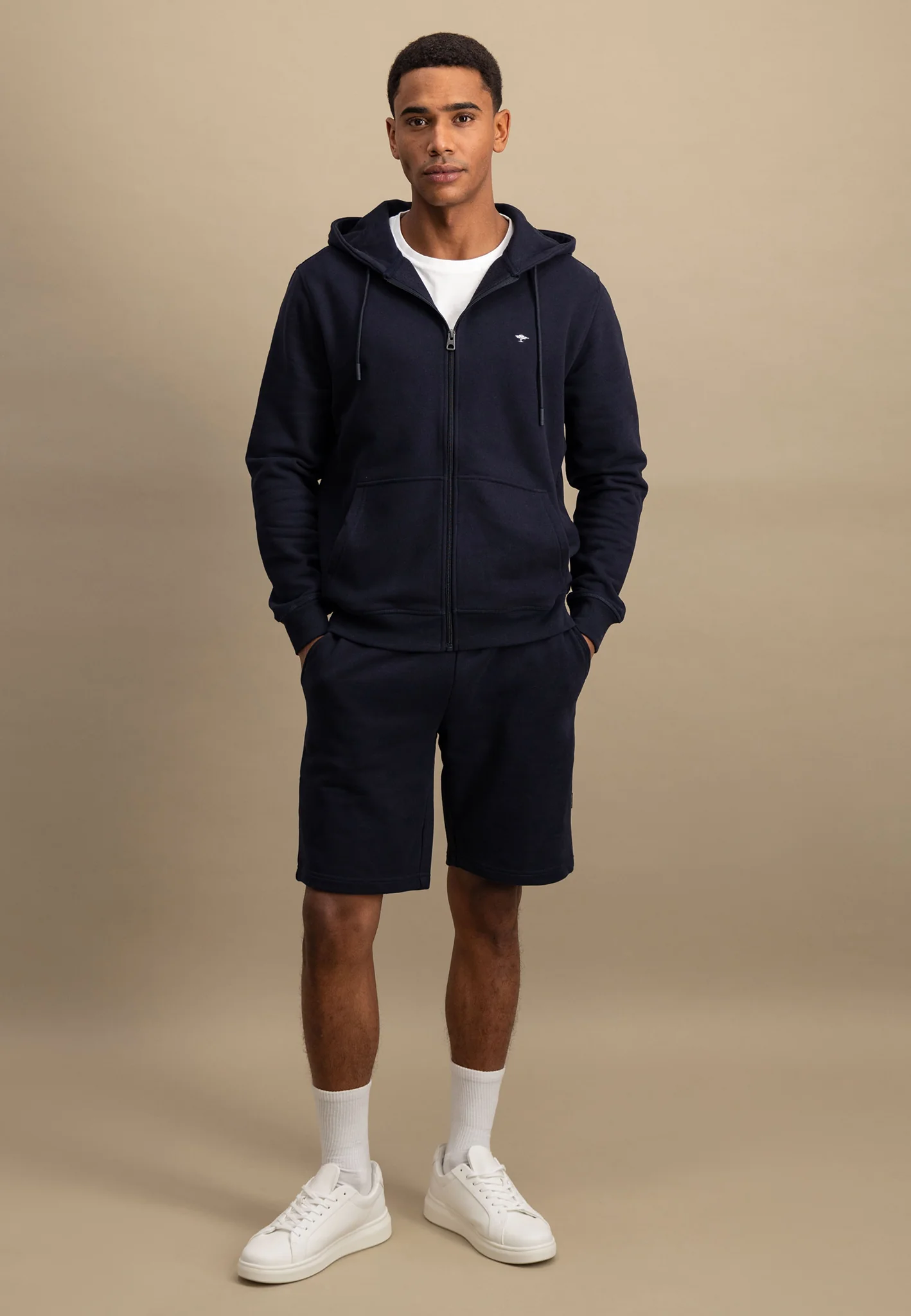 Sweatjacke aus Baumwolle mit Logo Detail - Image 20