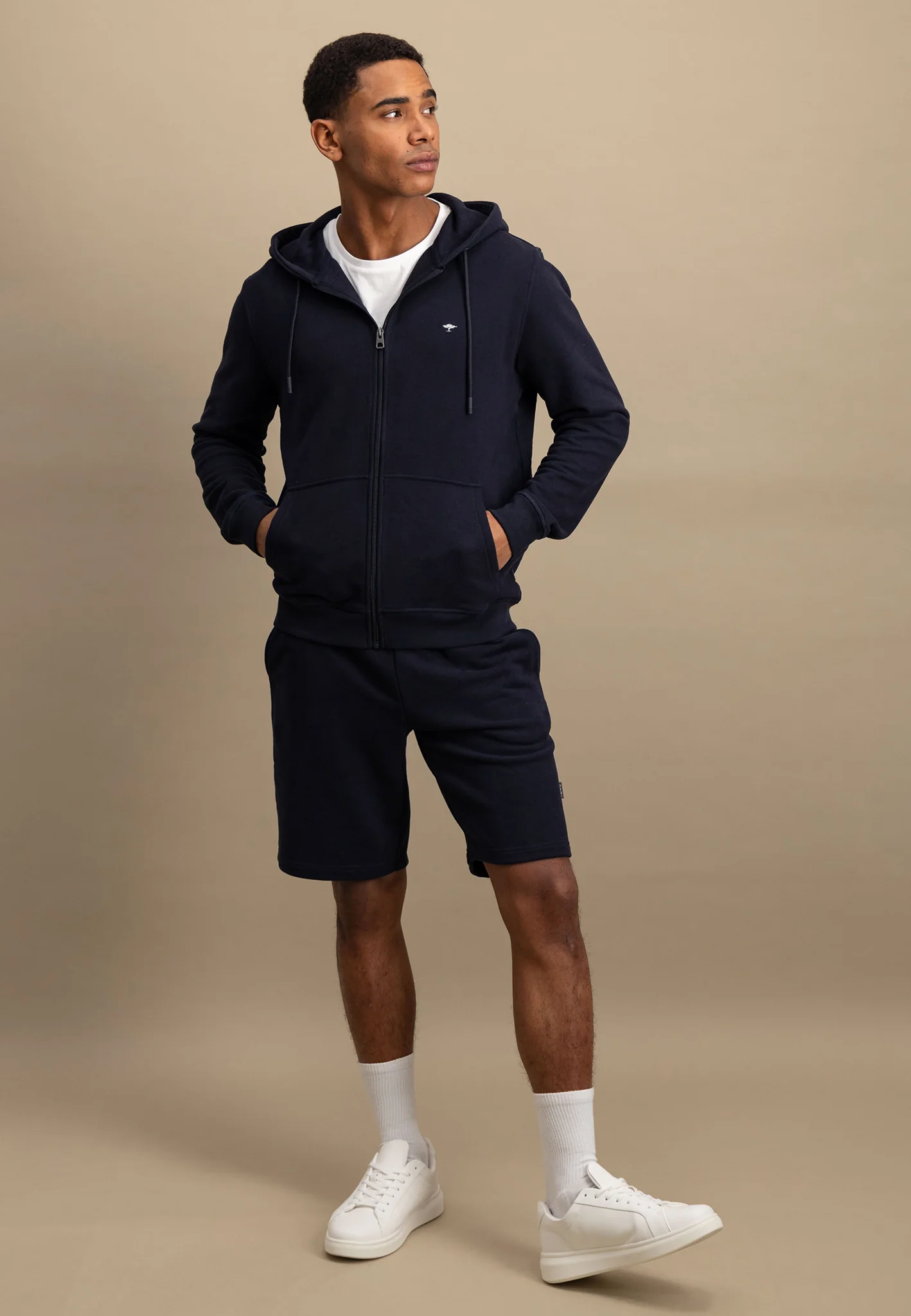 Sweatjacke aus Baumwolle mit Logo Detail - Image 21