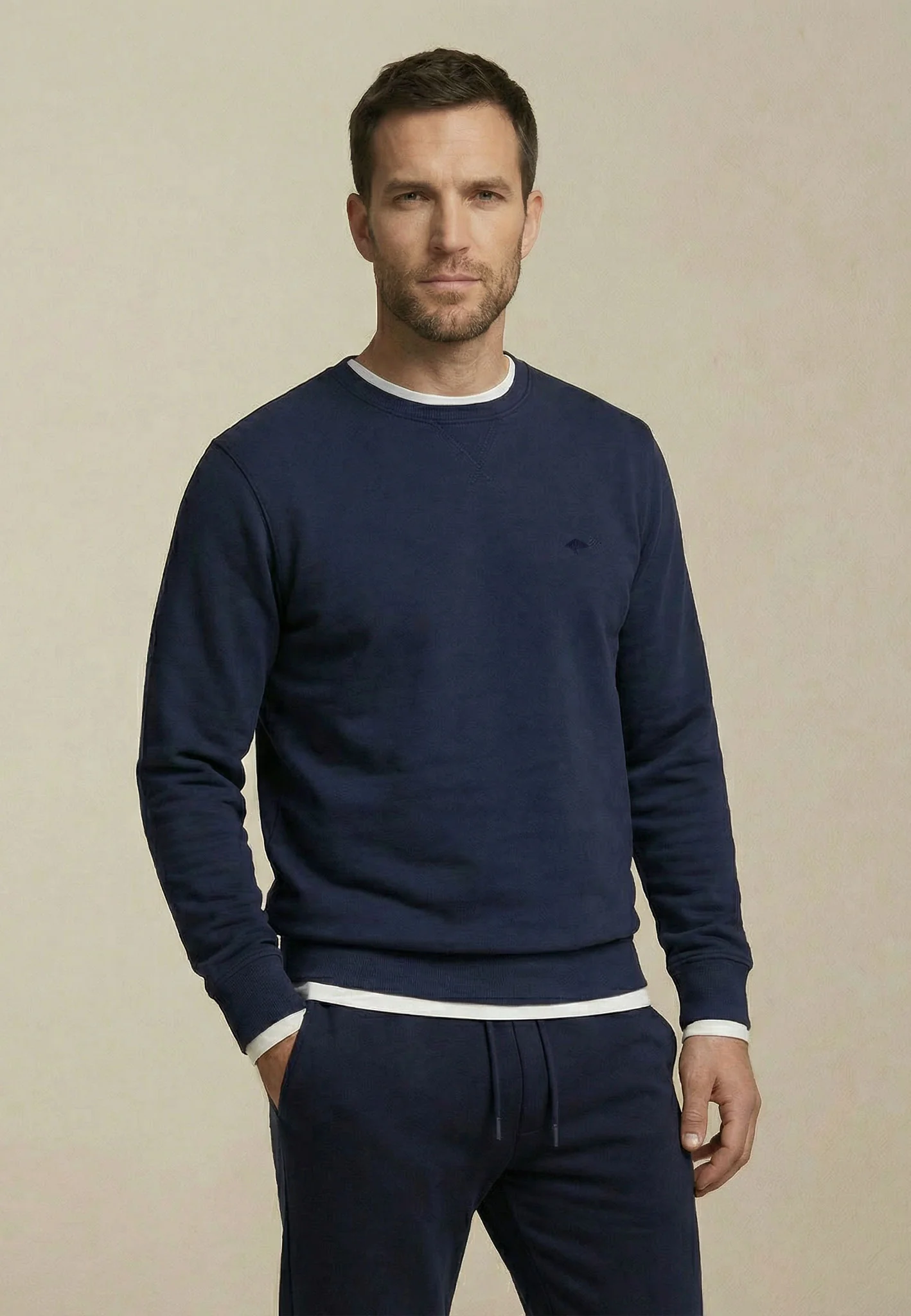 Sweatshirt aus reiner Baumwolle mit V-Einsatz am Kragen - Image 12