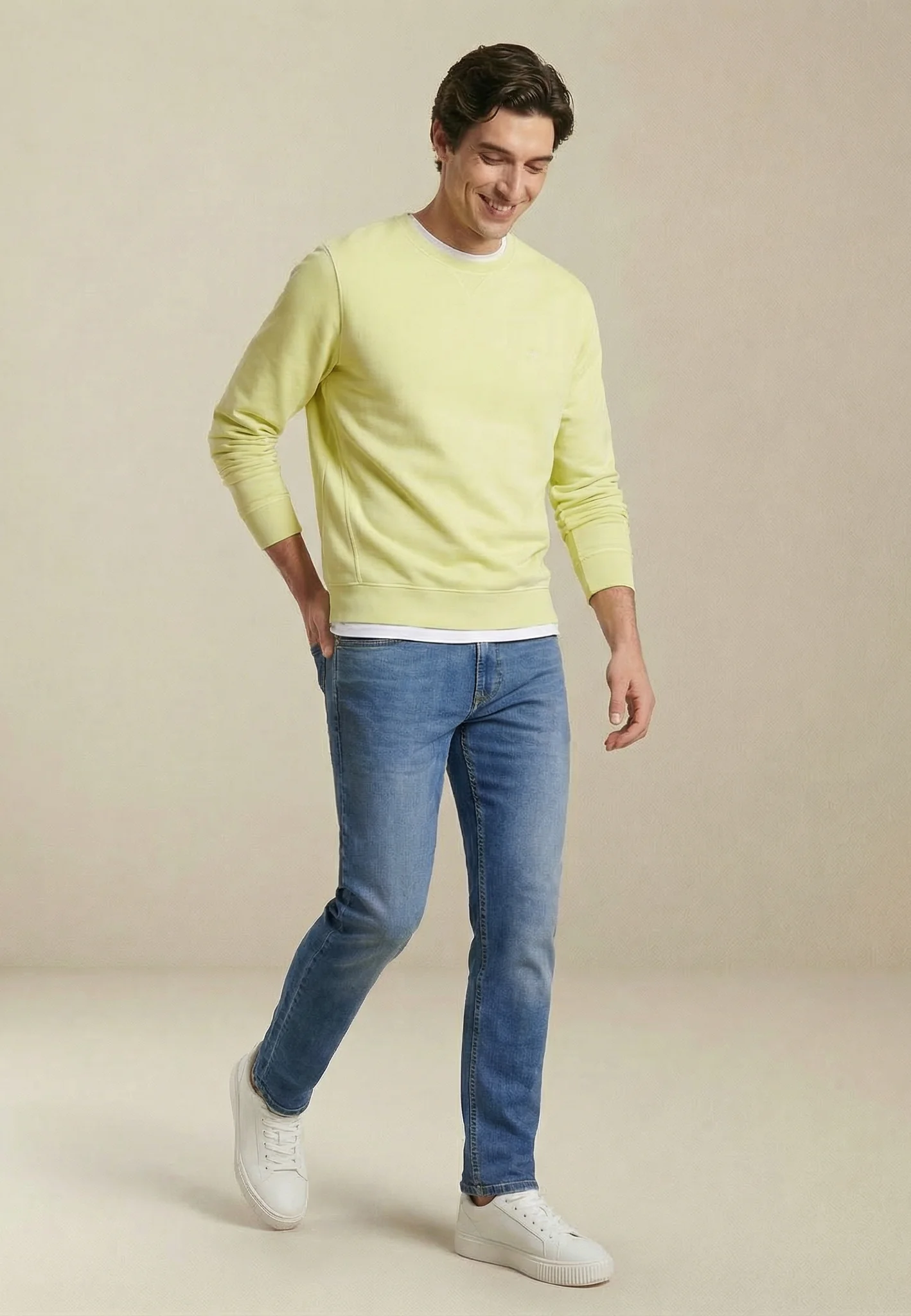 Sweatshirt aus reiner Baumwolle mit V-Einsatz am Kragen - Image 19
