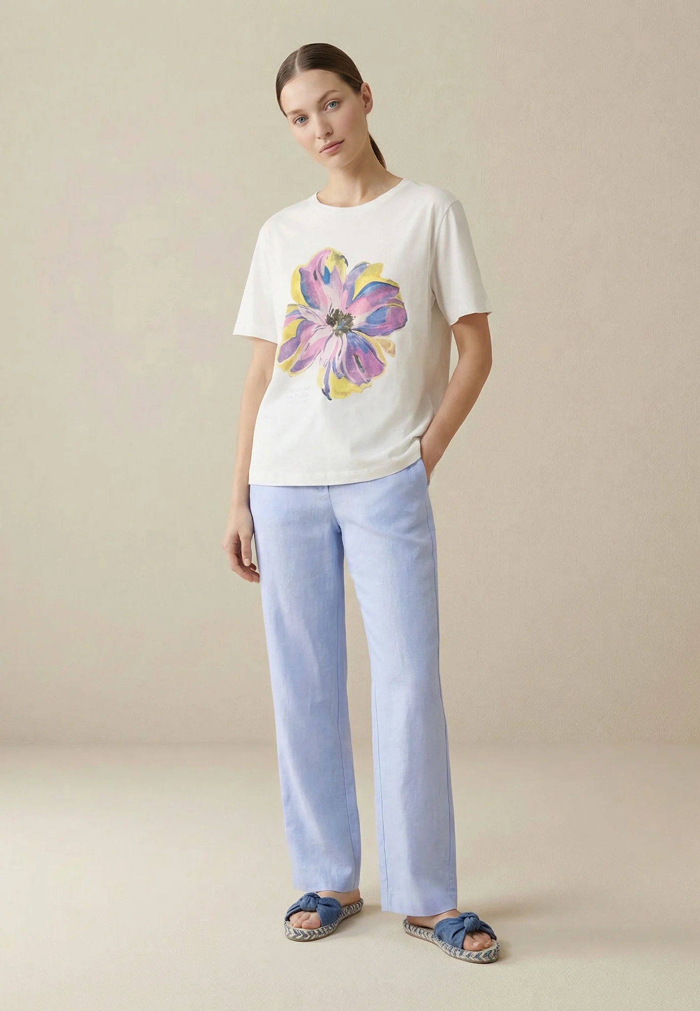 T-Shirt aus Baumwoll-Modal-Mix mit floralem Frontprint - Image 2