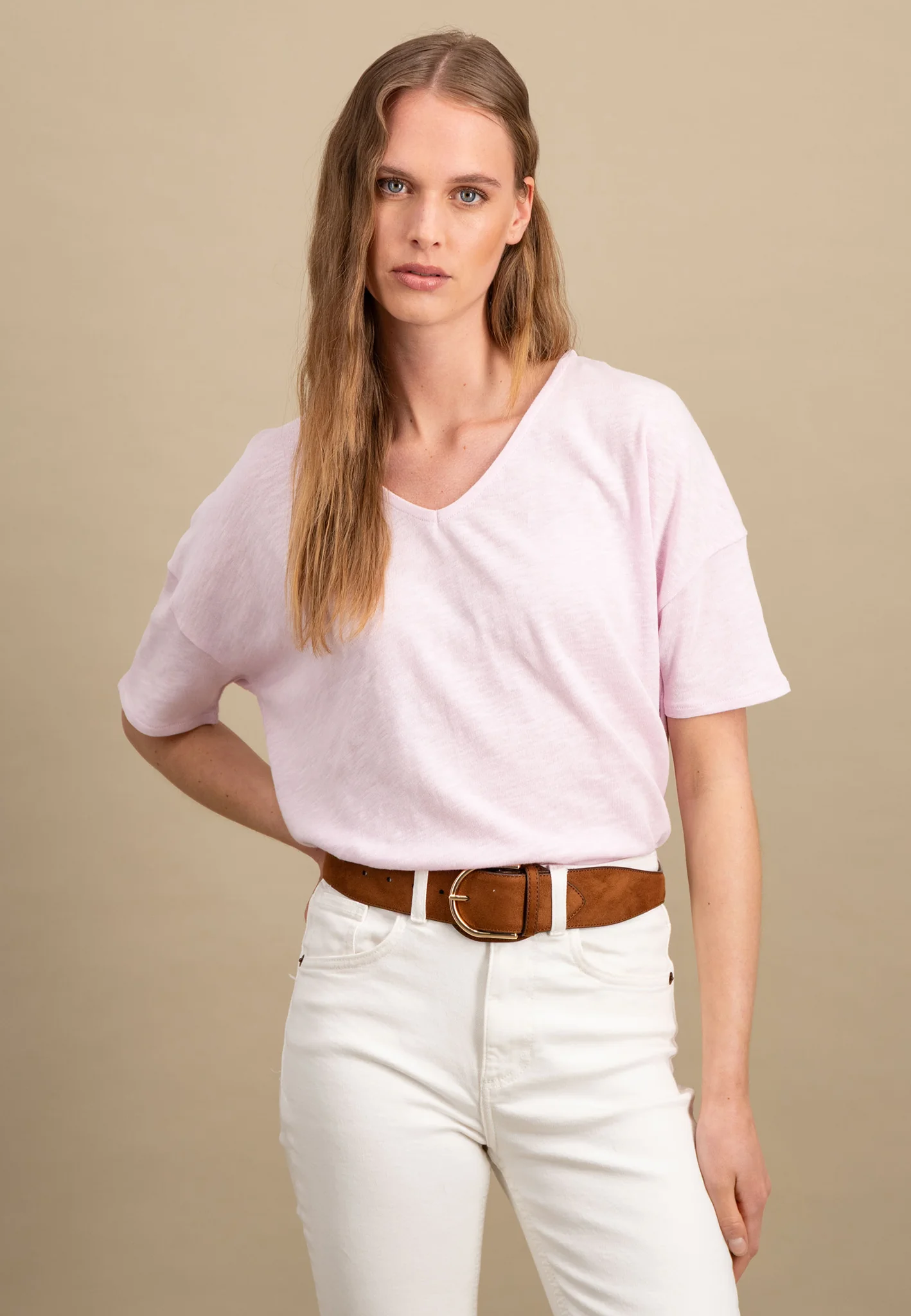 T-Shirt aus Baumwolle mit V-Ausschnitt - Image 9