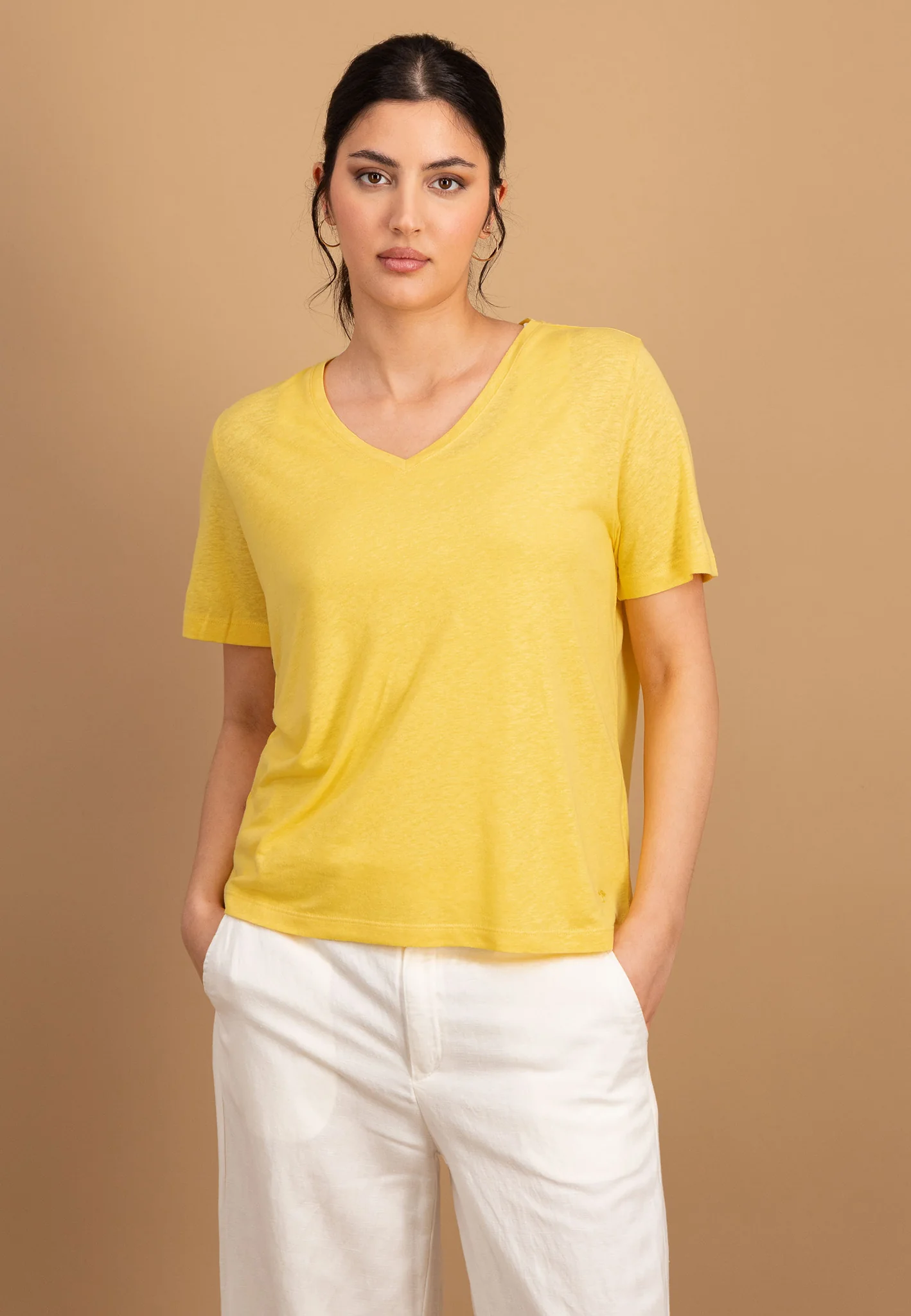 T-Shirt aus Leinen-Viskose-Mix mit V-Ausschnitt - Image 11