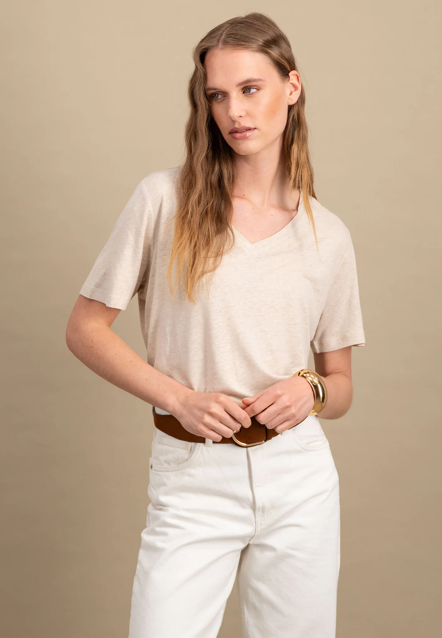 T-Shirt aus Leinen-Viskose-Mix mit V-Ausschnitt - Image 6
